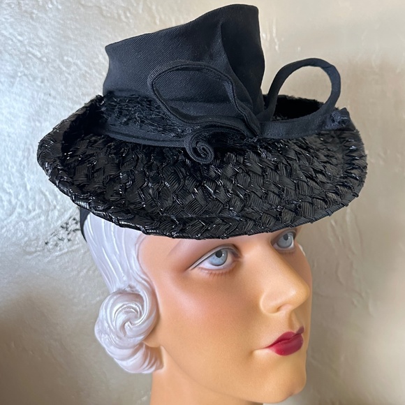ASTOUNDING 1930s' BLACK TILT FEDORA WITH GROSGRAIN CROWN + STRAW BRIM + STRAP